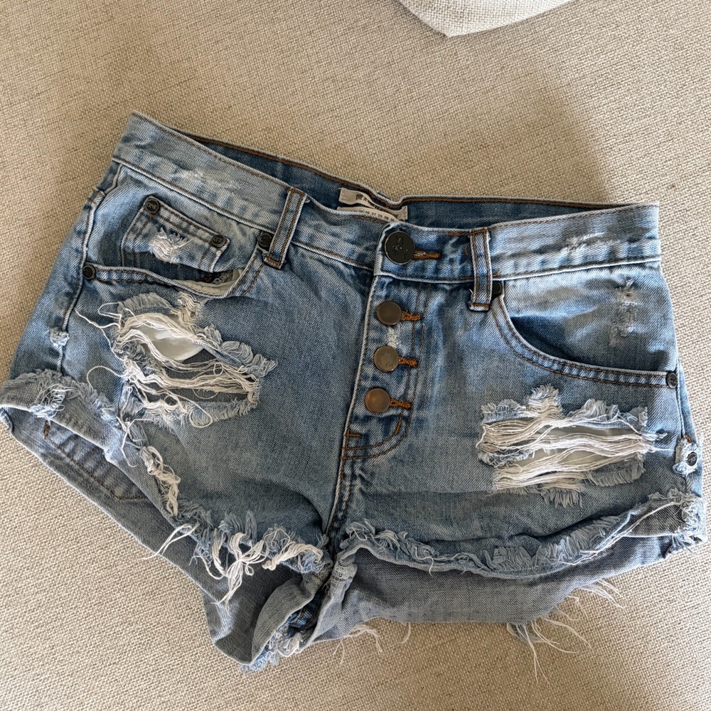 ✨SOLD ✨One teaspoon size 25 equivalent to a size XS 0-2 denim button up shorts